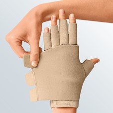 Juxtafit essentials glove with dorsum strap