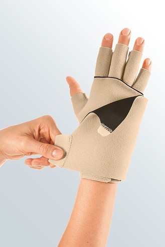 Juxtafit essentials glove with dorsum strap